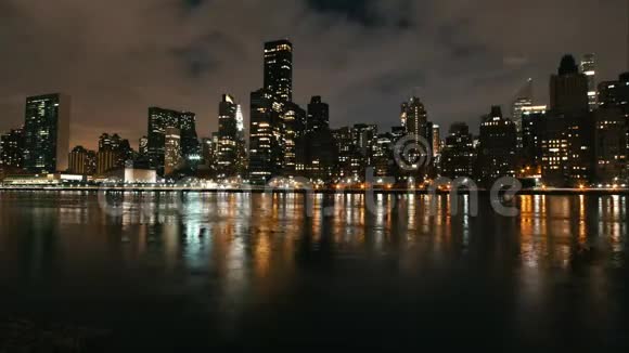 大城市的时间推移曼哈顿摩天大楼的夜空视频的预览图