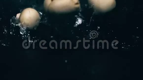 整个香菜蘑菇溅在黑暗潮湿的表面慢速视频视频的预览图