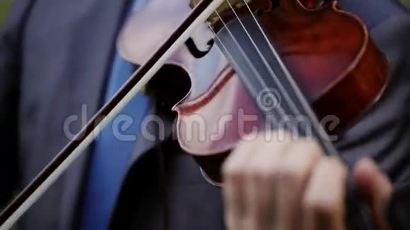 人拉小提琴视频的预览图