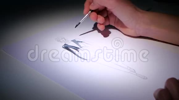 时装设计师用画笔描绘时装的素描关门视频的预览图
