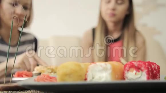 两个女朋友在餐馆吃饭时互相喂饭用筷子吃面包视频的预览图
