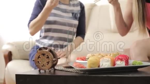 两个女朋友在餐馆吃饭时互相喂饭用筷子吃面包视频的预览图