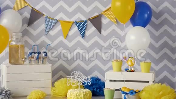 生日派对背景美丽的背景上的气球和星星视频的预览图
