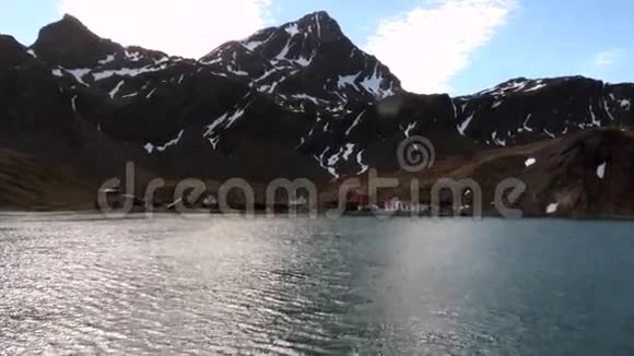 福克兰群岛雪山背景下的海滨家园视频的预览图