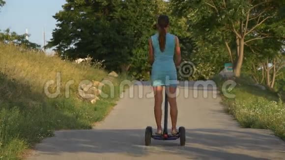 骑电动滑板车的女人爬上马路视频的预览图