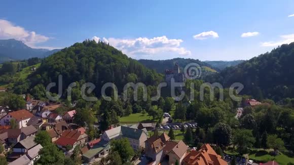 空中无人机拍摄的中世纪城堡在山上视频的预览图