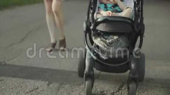 有个户外小宝宝的幸福家庭母亲父亲和婴儿在绿色夏季公园一起玩妈妈爸爸和视频的预览图