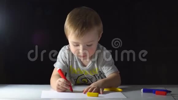 小男孩用彩色标记画画视频的预览图