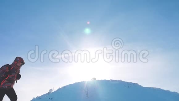 团队合作团队旅游徒步旅行者成功赢冬到达山顶剪影阳光游客视频的预览图