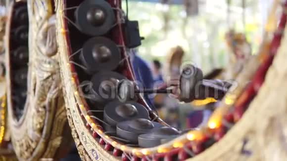 鼓手在传统的金属锣鼓乐器上用鼓棒演奏音乐4快点泰国视频的预览图