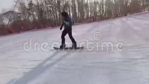 人在滑雪板上迅速地从山上走出来他的身体受到特殊设备的保护黑帽子太阳镜视频的预览图