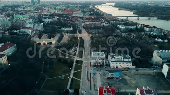 维斯图拉河和华沙建筑的空中飞行和驾驶红车视频的预览图