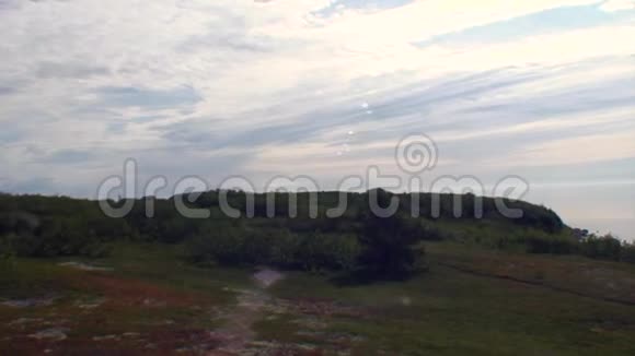 碧海蓝天白云的绿色海岸视频的预览图