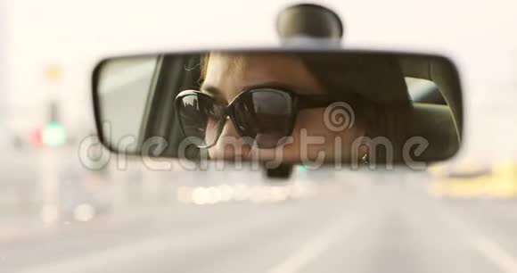 戴墨镜的女人正在开车视频的预览图