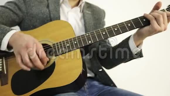一个弹声吉他的人的特写视频的预览图