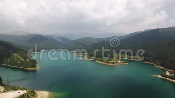 俯瞰湖泊和山脉的空中景色视频的预览图
