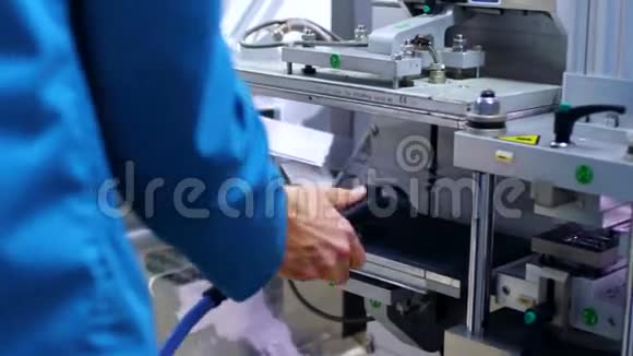 制药工人在空气压力下清洗制药设备视频的预览图
