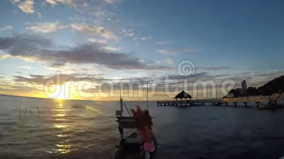 海上的渔船视频的预览图