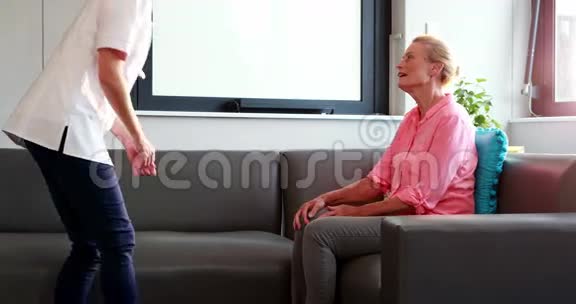 护士为她的老年病人做手按摩视频的预览图