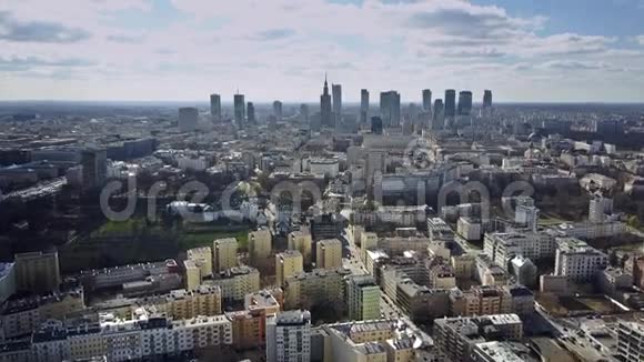 在部分阴天的华沙市中心拍摄的飞机4K视频视频的预览图