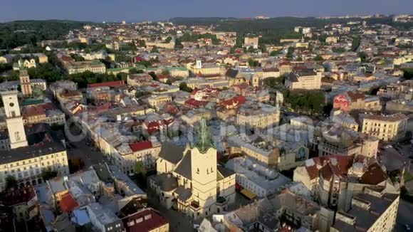 利沃夫市中心鸟瞰图无人机在市政厅附近飞行乌克兰4K视频的预览图