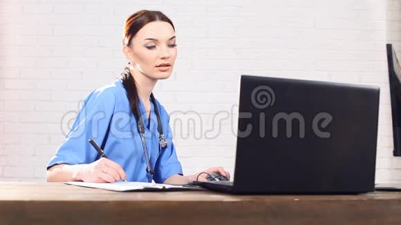 多可在医院的电脑上写字视频的预览图