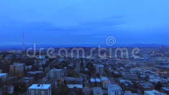 从鸟瞰傍晚城市视频的预览图
