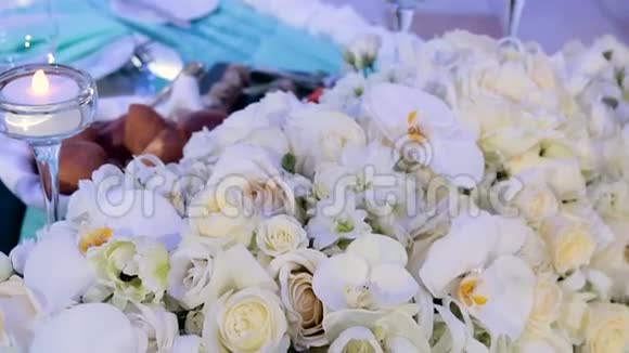白色玫瑰和兰花装饰视频的预览图