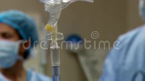 医院急诊室的静脉点滴视频的预览图