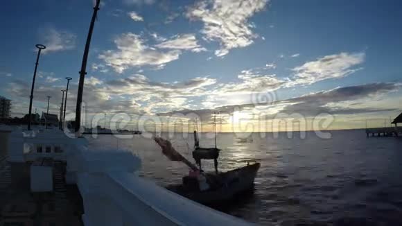 海上的渔船视频的预览图