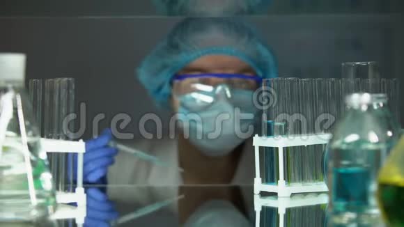 蓝色导液实验中滴入化学药剂的科学家视频的预览图
