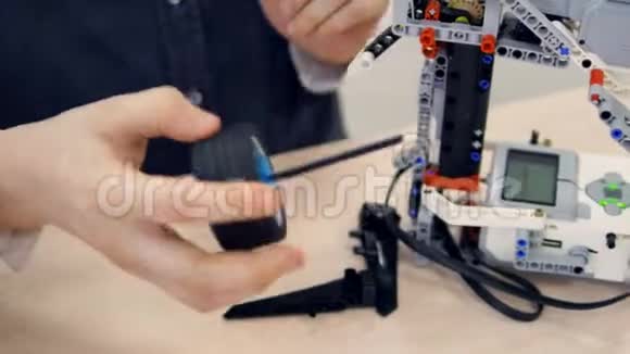 工程教室制造机器人的学生机器人技术教育视频的预览图