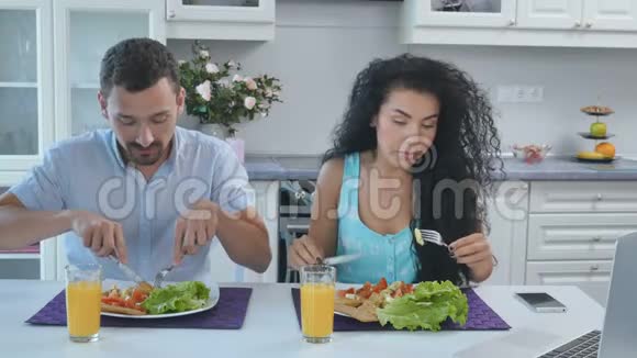 已婚男女一起在厨房吃早餐视频的预览图
