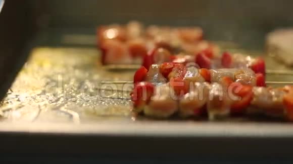 热肉和鱼的美食视频的预览图