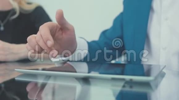 特写平板的使用商务会议上的男人使用平板电脑视频的预览图