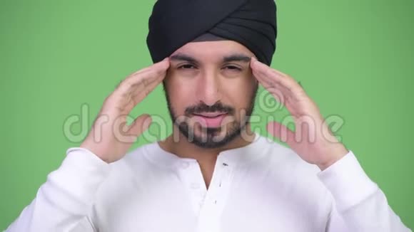 一个长着大胡子头痛的年轻印度男人视频的预览图