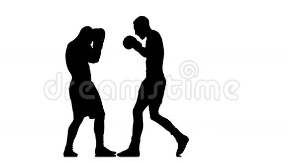 剪影意甲在训练中打了两个拳击手视频的预览图