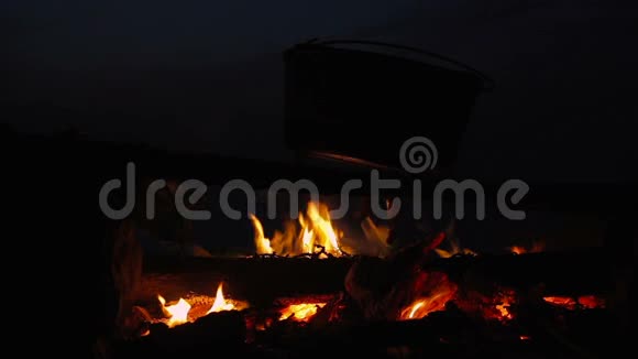 晚上在大锅烧火做饭的电影视频的预览图