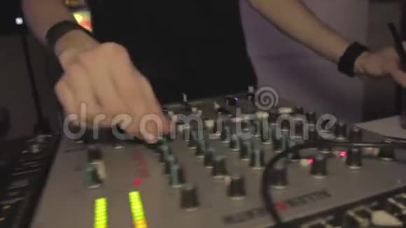 年轻男性DJ在夜总会演奏音乐派对气氛快乐的人视频的预览图