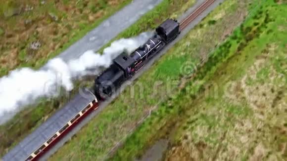 通过威尔士斯诺多尼亚国家公园的蒸汽火车的鸟瞰图联合王国视频的预览图