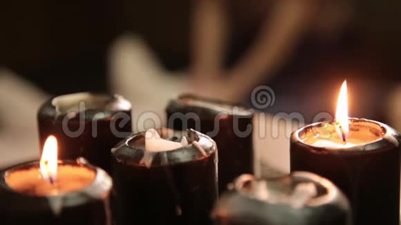 泰国工作室的足底按摩专业治疗师提供传统泰式按摩合上蜡烛视频的预览图
