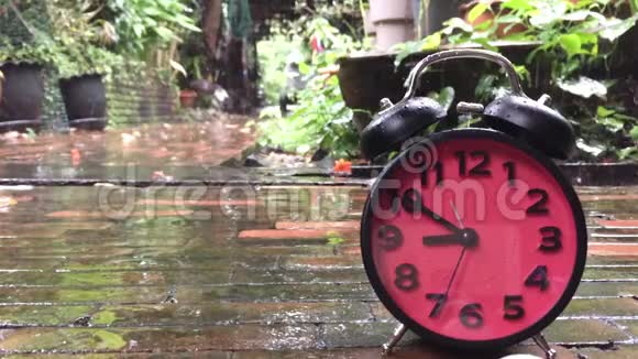 时钟与雨滴斜线缓慢运动视频的预览图