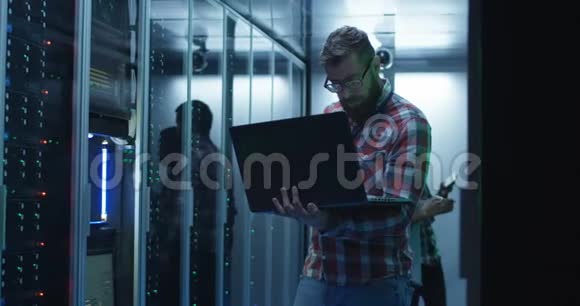 服务器机房使用笔记本电脑的IT工程师视频的预览图