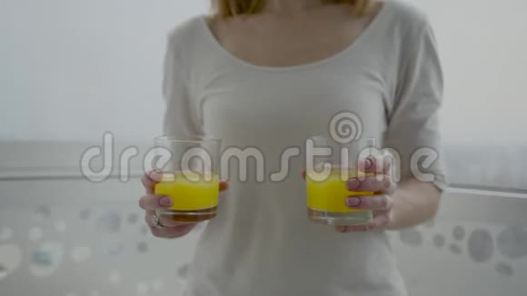 情侣享用早餐牛角面包和新鲜橙汁视频的预览图