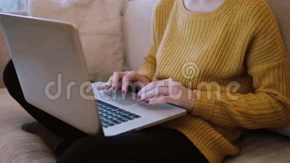 键盘上女性手打字的特写视图在家里用笔记本电脑工作的女人视频的预览图