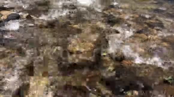河流水波下的岩石视频的预览图