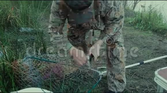 渔夫从勺子诱饵中释放梭子鱼视频的预览图