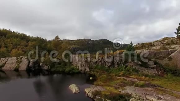 鸟瞰高山湖泊视频的预览图