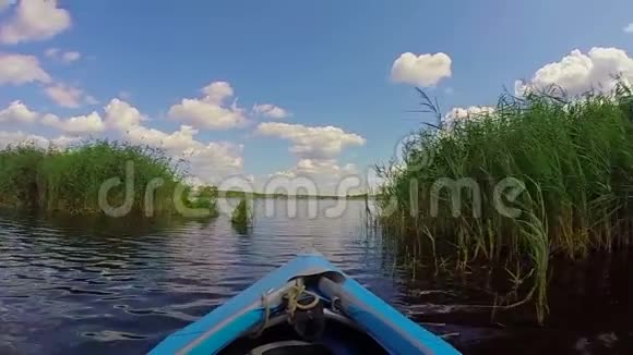 在宽阔的河流上划船美丽的大自然旅游旅游POV视频的预览图