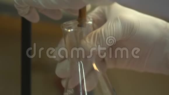 显示化学物质反应的化学家视频的预览图